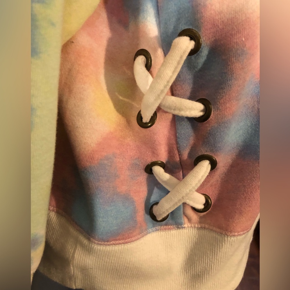 Secret Treasures Tie dye sweatshirt with tied sides. - Picture 5 of 9